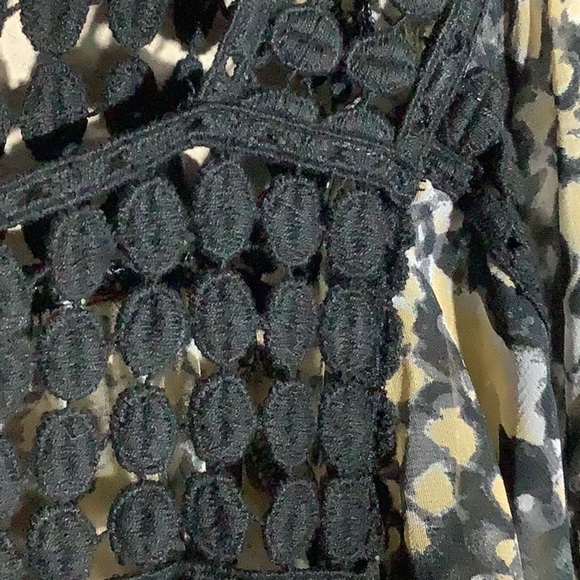 Black Rainn - Sz S - poncho style Tank top - crochet holes trim on top wavy hem - Picture 5 of 7